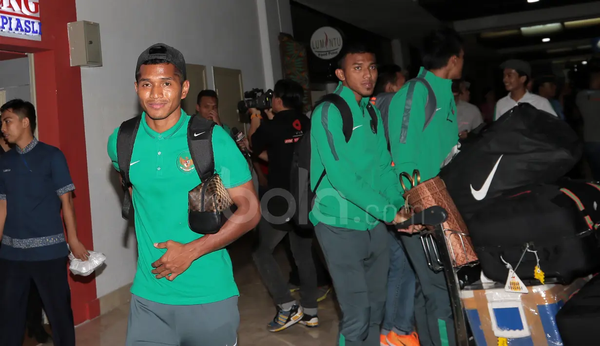 Abduh Lestaluhu dan  Timnas Indonesia saat tiba di Bandara Soekarno-Hatta, Tangerang, (08/12/2016). (Bola.com/Nicklas Hanoatubun)