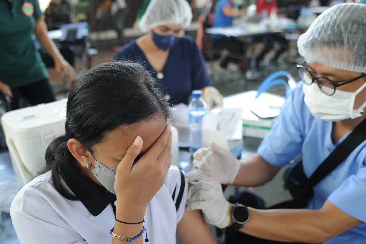 FOTO: WNA Ikut Jalani Vaksinasi COVID-19 Massal di Bali