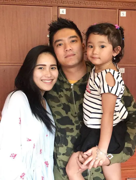 "Aku kalau ada apa-apa cerita sama Boy. Dia juga kalau ada apa-apa cerita," ujar pelantun lagu Sambalado. (instagram/ayutingting92)