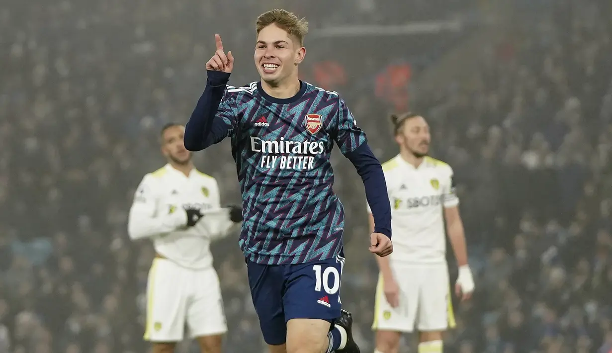Emile Smith Rowe. Gelandang muda Arsenal berusia 21 tahun ini berperan besar dalam kebangkitan The Gunners di Liga Inggris setelah sempat terseok di awal musim 2021/2022. Sumbangan 7 golnya mampu mendongkrak Arsenal untuk bersaing di 5 besar hingga pekan ke-18. (AP/Jon Super)