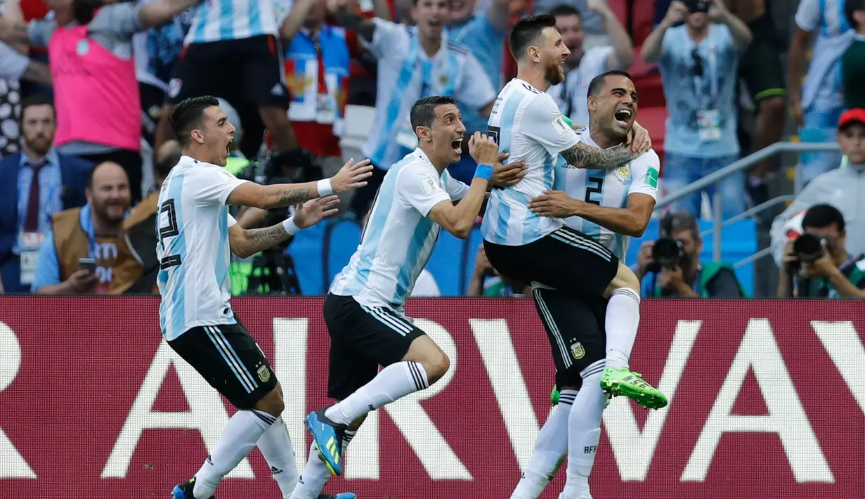 Bek Argentina, Gabriel Mercado (kanan) berselebrasi usai mencetak gol ke gawang Prancis pada babak 16 besar Piala Dunia di Kazan Arena di Kazan, Rusia, (30/6). Prancis menang tipis 4-3 atas Argentina. (AP Photo/David Vincent)