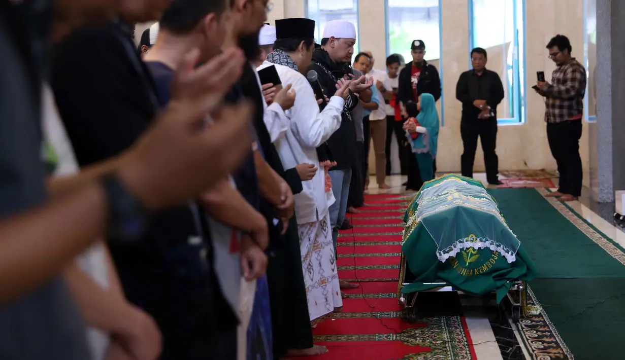 Sabtu (10/6) Julia Perez menghembuskan nafas terakhirnya di rumah sakit Cipto Mangunkusumo. Jupe meninggal dunia pada pukul 11.12 WIB. Jenazah langsung di bawa ke rumah duka di kawasan Cibubur, Jakarta Timur. (Nurwahyunan/Bintang.com)