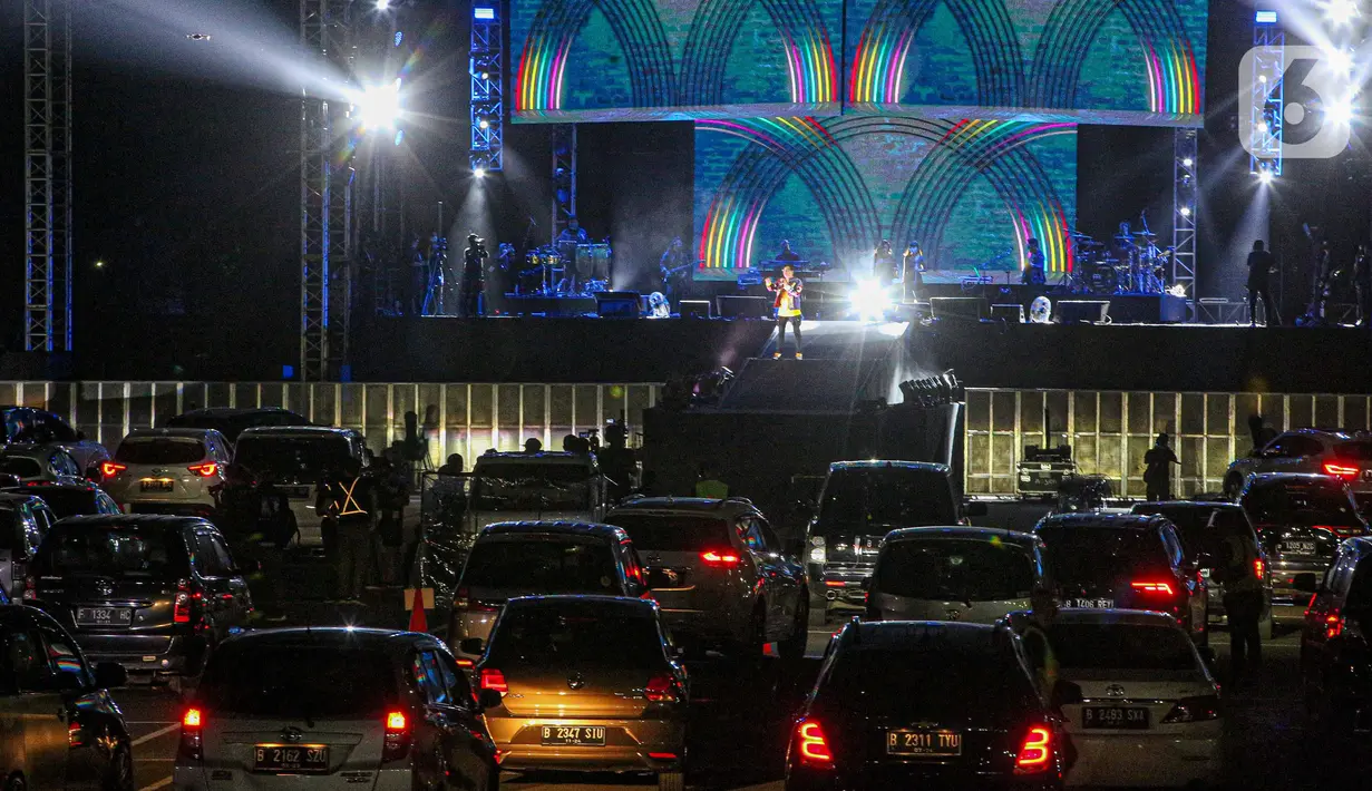 Suasana konser New Live Experience 2020 pada hari kedua di Parkir Barat JIExpo Kemayoran, Jakarta, Minggu (30/8/2020). Konser musik dengan konsep drive-in tersebut digelar dengan menerapkan protokol kesehatan untuk mencegah penyebaran COVID-19. (Liputan6.com/Faizal Fanani)