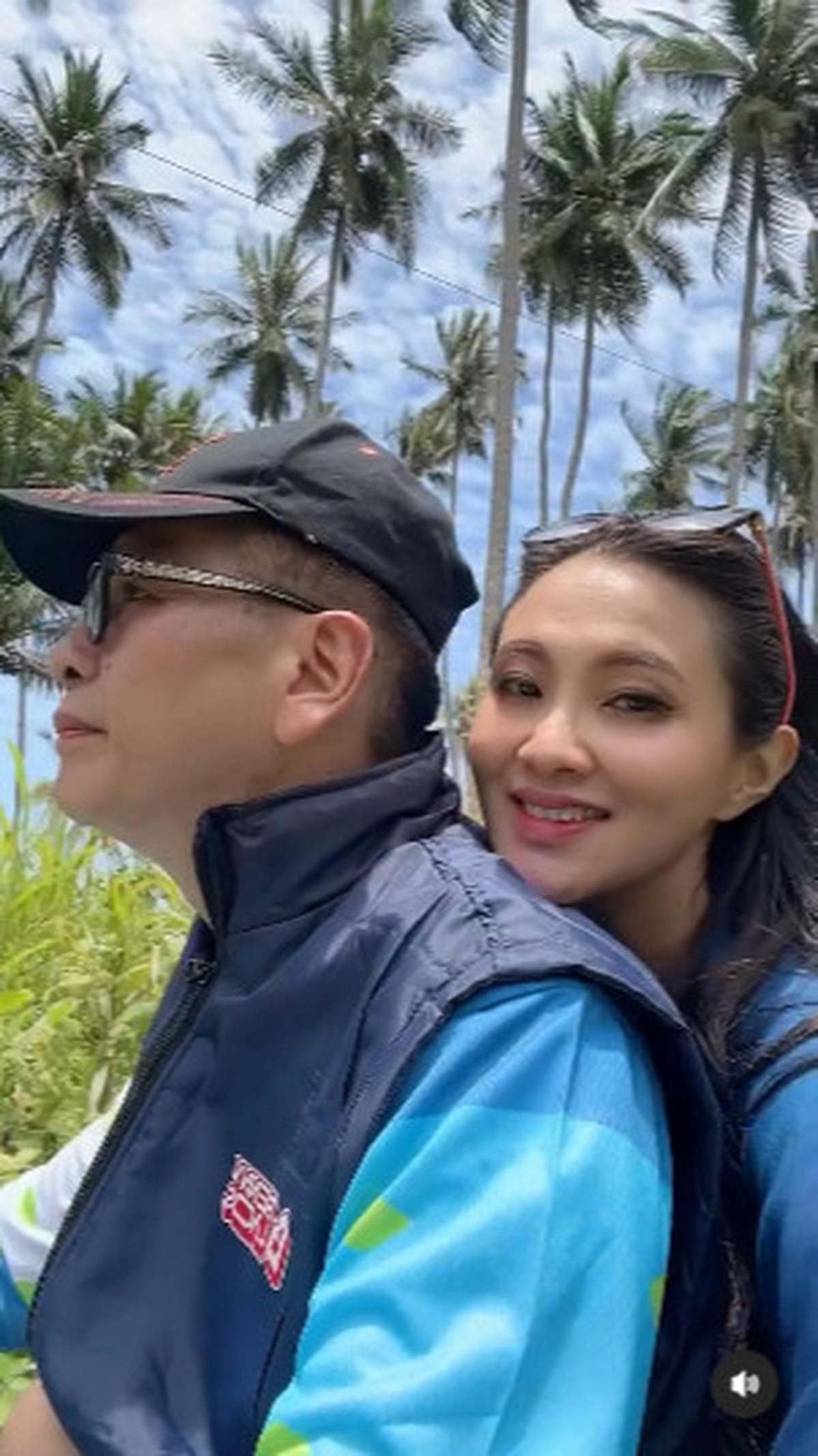 Momen Mesra Cagub Maluku Utara Benny Laos dengan Istri Bikin Baper