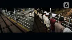 Foto kombo suasana salat Tarawih malam pertama Ramadan tahun lalu dan saat ini di Musala Miftahul Jannah, Pasar Gembrong, Jakarta, Kamis (24/4/2020). Penerapan PSBB untuk memutus rantai penyebaran Covid-19 membuat masjid serta musala di Jakarta meniadakan salat Tarawih. (merdeka.com/Iqbal S Nugroho)