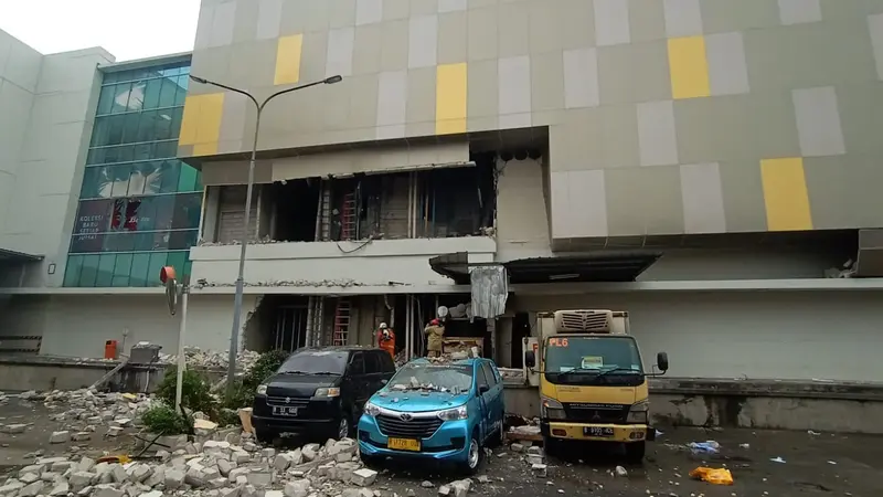 Penampakan gedung Margo City Depok usai ledakan