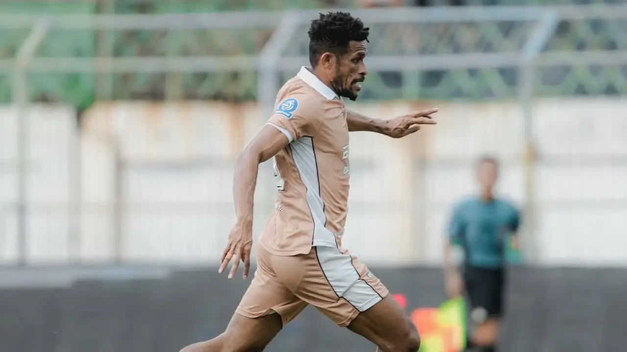 Gelandang Dewa United, Ricky Kambuaya.