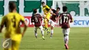 Penyerang Mitra Kukar, Angel Carrascosa M (tengah) berebut bola dengan pemain Persegres GU saat turnamen Piala Presiden 2017 di Stadion Maguwoharjo, Sleman, Sabtu (4/2). Laga ini dimenangkan Mitra Kukar dengan skor 1-0. (Liputan6.com/Helmi Fithriansyah)