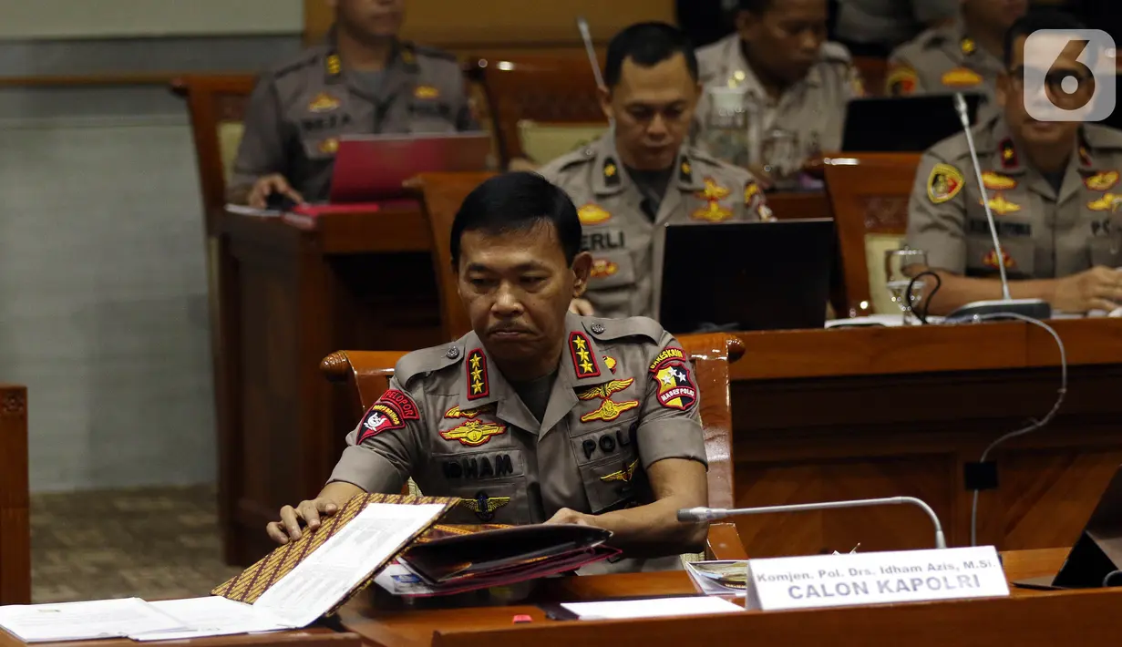 Kabareskrim Komjen Idham Azis merapikan dokumen saat menjalani Uji Kepatutan dan Kelayakan (fit and propers test) di Komisi III DPR, Kompleks Parlemen, Senayan, Jakarta, Rabu (30/10/2019). Idham Azis merupakan calon tunggal Kapolri yang ajukan Presiden Jokowi. (Liputan6.com/Johan Tallo)