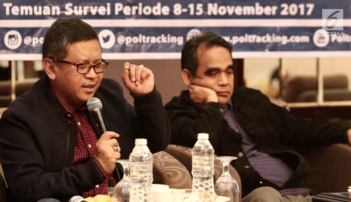 Sekjen PDI Perjuangan, Hasto Kristiyanto (kiri) saat memaparkan rilis survei Poltracking, Jakarta, (26/11). Pada survei muncul nama figur nasional AHY (3,9%), Gatot Nurmantyo (3,1%), Anis Baswedan (3,0%), Budi Gunawan (0,3%). (Liputan6.com/Fery Pradolo)