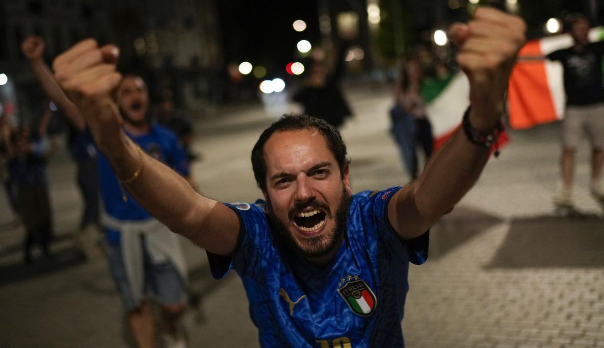 Pendukung Italia merayakan kemenangan di Brussels, Belgia pada Senin (12/07/2021), setelah Italia berhasil mengalahkan Inggris pada Final Euro 2020 yang berlangsung di Stadion Wembley, London, Inggris. Italia mengalahkan Inggris 3-2 dalam adu penalti setelah bermain imbang 1-1. (AP/Francisco Seco)