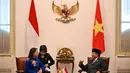 Presiden Indonesia, Prabowo Subianto (kanan) saat mengadakan pertemuan dengan Wakil Presiden Vietnam Vo Thi Anh Xuan di Istana Kepresidenan Republik Indonesia, Jakarta pada Senin 21 Oktober 2024. (BAY ISMOYO/POOL/AFP)