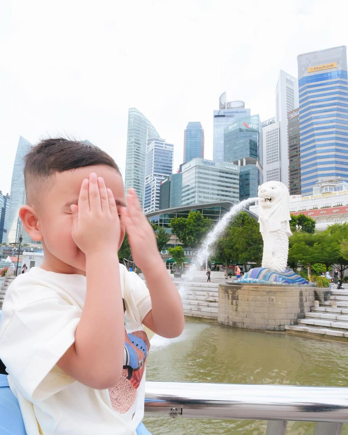 Potret Rayyanza Berpose Lucu di Depan Patung Merlion, Netizen: Wudhu Aja Nyampe Singapore
