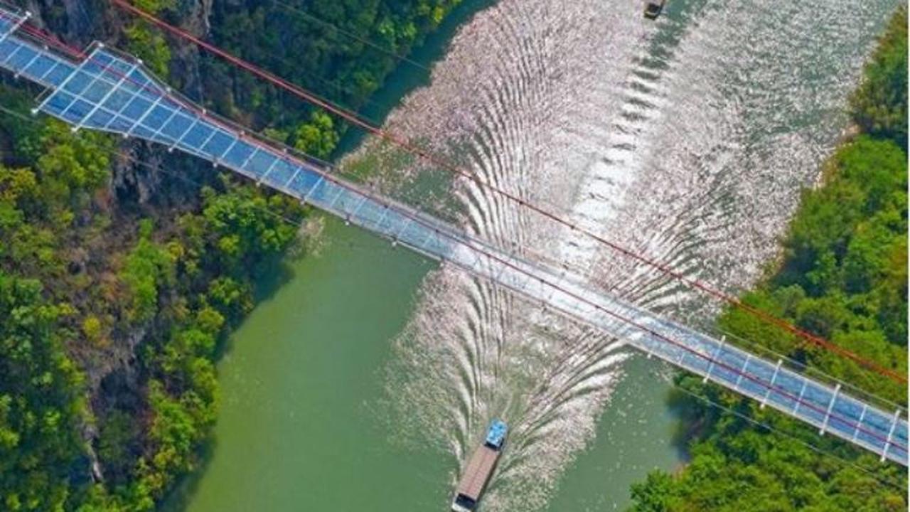 China Punya Jembatan Kaca Terpanjang di Dunia