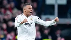 Pemain Real Madrid, Kylian Mbappe, melakukan selebrasi setelah mencetak gol ke gawang Atletico Madrid pada pekan ke-23 La Liga 2024/2025 di Stadion Santiago Bernabeu, Minggu (9/2/2025). (AP Photo/Manu Fernandez)