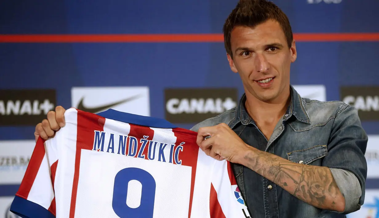 Mantan pemain depan Bayern Munich, Mario Mandzukic, resmi bergabung bersama klub Spanyol, Atletico Madrid, (24/7/2014). (REUTERS/Juan Medina)