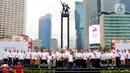 Presiden Joko Widodo (tengah) bersama jajaran menteri dan para duta besar negara-negara anggota Asean serta non-Asean saat membuka acara Kick Off ASEAN Indonesia 2023 di Bundaran HI, Jakarta, Minggu (29/1/2023). Acara tersebut merupakan 'kick off' keketuaan Indonesia dalam ASEAN 2023 yang puncaknya akan berlangsung dua kali, yakni Konferensi Tingkat Tinggi (KTT) ASEAN pada Mei 2023 di Labuan Bajo, Provinsi Nusa Tenggara Timur (NTT) dan KTT ASEAN Plus di Jakarta pada September 2023. (Liputan6.com/Angga Yuniar)