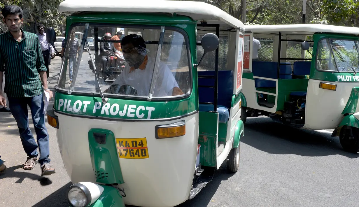 Sejumlah Bajaj 'Eleric-Auto' saat terparkir di Bangalore, India, Sabtu (5/3). Bajaj yang menggunakan tenaga listrik ini dikembangkan RJMS Electric Vehicles Private Ltd. (MANJUNATH KIRAN / AFP)