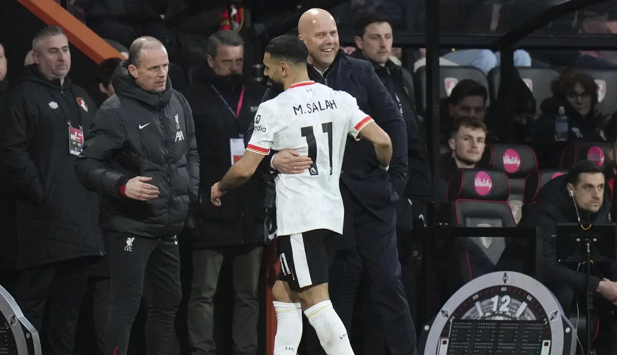 Pemain Liverpool, Mohamed Salah berpelukan dengan pelatih Arne Slott saat diganti dalam laga lanjutan Liga Inggris 2024/2025 melawan Bournemouth di Vitality Stadium, Bournemouth, Inggris, Sabtu (02/02/2025). (AP Photo/Alastair Grant)