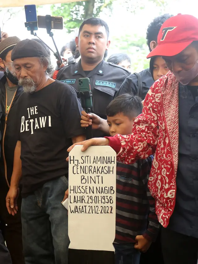 [Fimela] Suasana Pemakaman Aminah Cendrakasih