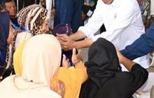 VIDEO: Presiden Jokowi Pamer Bagi-Bagi Bansos Usai Gaduh Berstiker, Emak-Emak Sampai Nangis