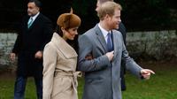 Pangeran Harry dan sang tunangan, Meghan Markle menghadiri tradisi pelayanan gereja di hari Natal Kerajaan Inggris di Sandringham, Senin (25/12). Meghan tampil cantik dengan coat krem, dipadukan tas, topi, dan kaos tangan serba coklat. (AP/Alastair Grant)