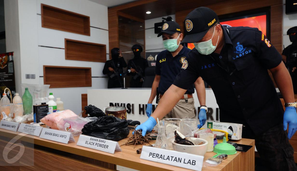 Petugas labfor Mabes Polri menunjukkan barang bukti paku berkarat dari terduga teroris di Jakarta, Jumat (25/11). Tim Densus 88 Mabes Polri menahan satu orang terduga teroris berikut bahan yang diduga racikan bom. (Liputan6.com/Helmi Fithriansyah)