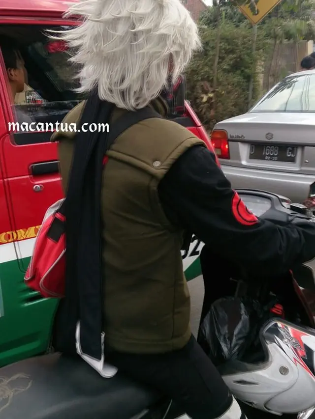 6 Potret Cosplay di Tempat Umum Ini Bikin Tepuk Jidat