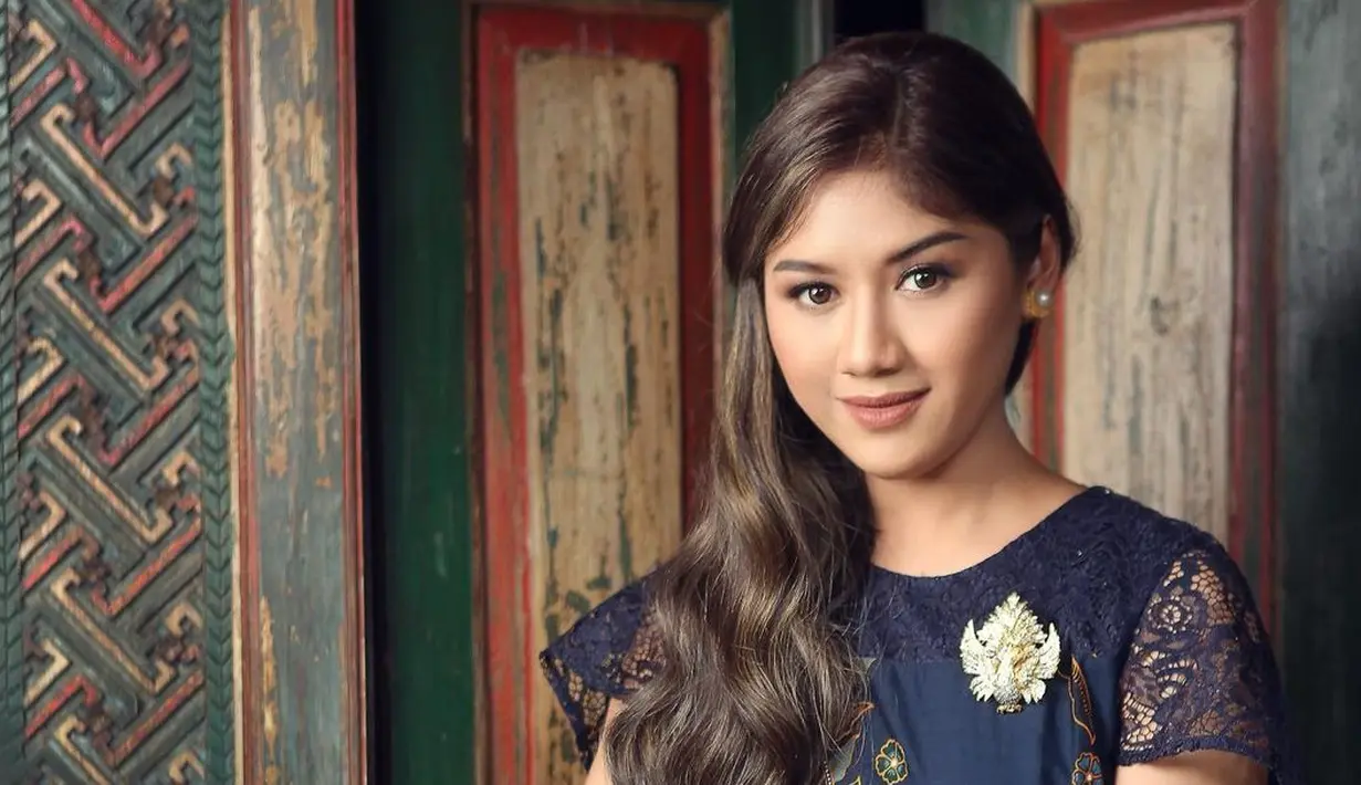 <p>Ide dress batik lainnya dari Erina Gudono dengan lengan brokad yang cantik. [IG @erinagudono]</p>