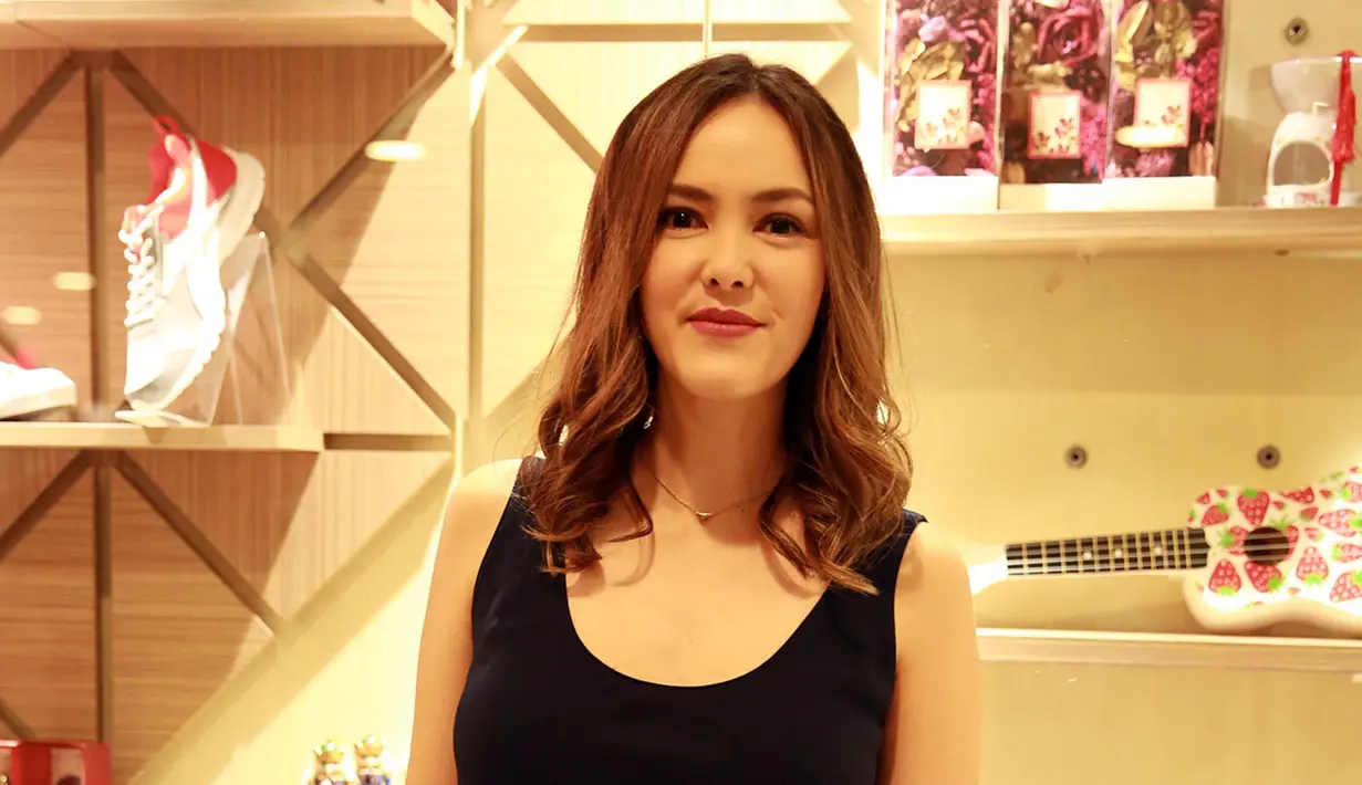 Ditemui di Central Park, Jakarta Barat, kemarin Rabu (10/8) Cathy mengaku bahwa komunikasi bersama suaminya masih terjalin dengan baik. (Deki Prayoga/Bintang.com)