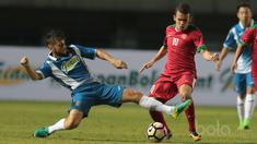 Pemain Timnas Indonesia U-19, Egy Maulana (kanan) mencoba melewati pemain Espanyol B pada laga persahabatan di Stadion GBLA, Bandung, (15/7/2017). Timnas U-19 kalah 2-4. (Bola.com/Nicklas Hanoatubun)