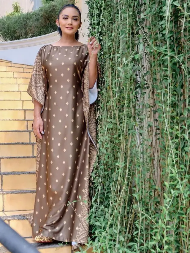 6 Potret Krisdayanti Kenakan Kaftan, Tuai Pujian