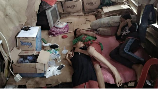 Kondisi rumah penjaja koran Agussalim, kumuh dan berantakan karena ekonomi pas-pasan. (Liputan6.com/Ahmad Akbar Fua)