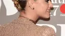 Penampilan penyanyi AS, Katy Perry di karpet merah ajang penghargaan musik tahunan Brit Awards 2017 di The O2 Arena, London, Rabu (22/2). Katy Perry pun memberikan kesan futuristik pada tatanan rambutnya. (KGC-03/STAR MAX/IPx)