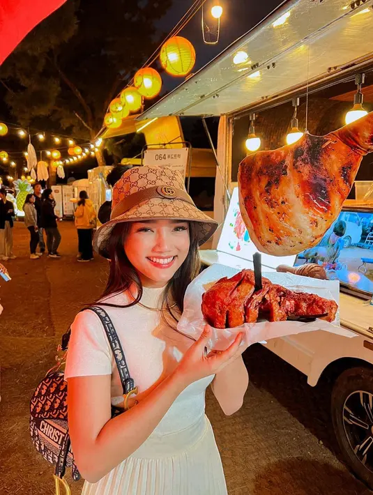 Potret gemas Fuji pamer makanan. Ia mengenakan turtleneck putih berlengan pendek, ia padukan dengan topi dari brand Gucci berwarna cokelat. [Foto: Instagram/fuji_an]