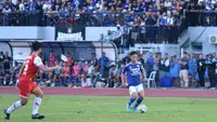 Pemain muda Persib Bandung, Arsan Makarin, saat diberikan kesempatan oleh Robert Alberts dalam sebuah pertandingan uji coba. (dok. Persib)