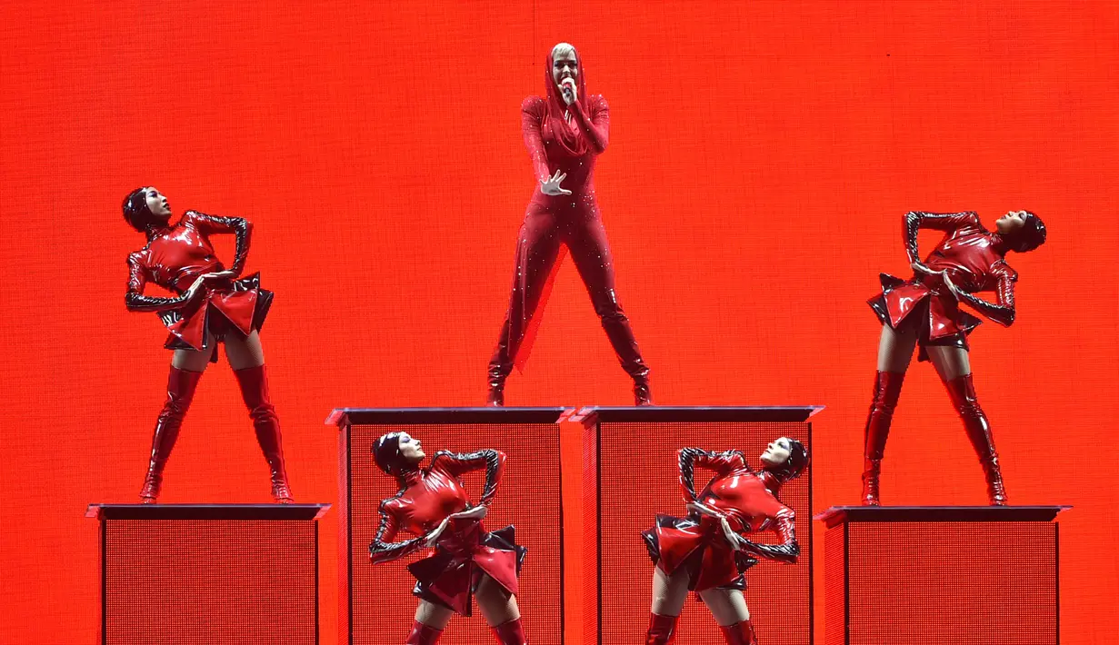 Aksi panggung Katy Perry saat tampil di Madison Square Garden dalam tur "Witness: The Tour" di New York (2/10). (Evan Agostini/Invision/AP)