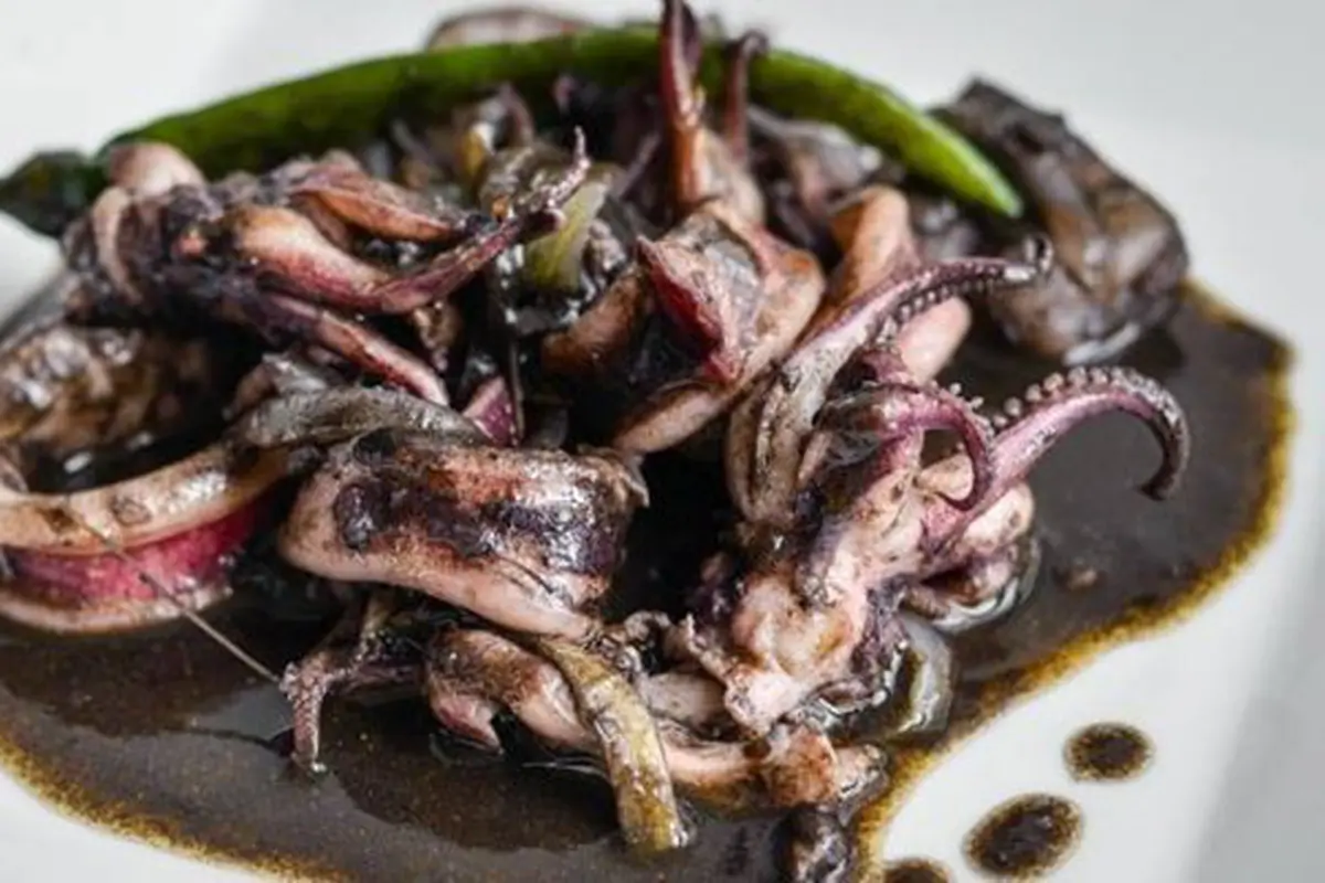 Cumi hitam pedas/Foto: kawalingpinoyrecipes.com