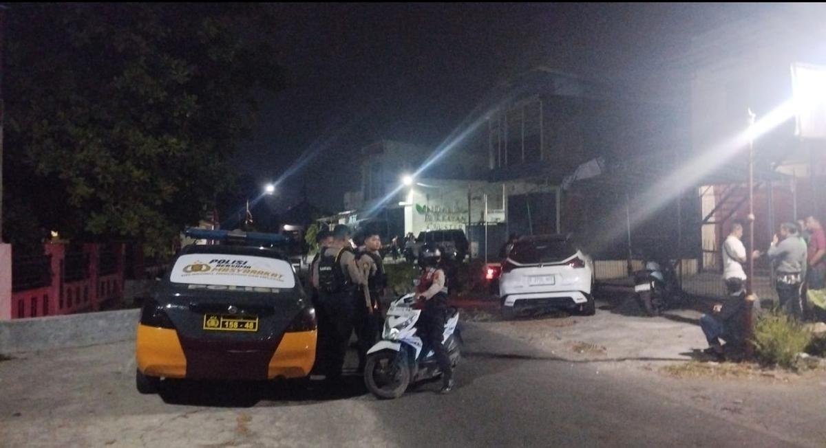 Penangkapan pembakar warung mi babi di sukoharjo. (merdeka.com/arie sunaryo).