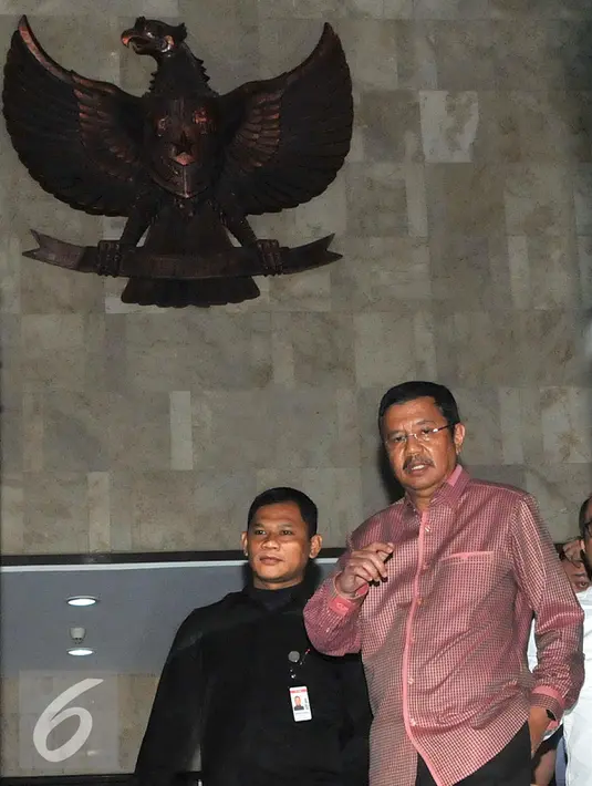 Plt Gubernur Sumut Tengku Erry Nuradi usai menjalani pemeriksaan di KPK, Jakarta, Senin (12/10). Tengku Erry diperiksa sebagai saksi untuk Gubernur Sumut Gatot Pujo Nugroho terkait kasus suap hakim dan panitera PTUN Medan. (Liputan6.com/Helmi Afandi)