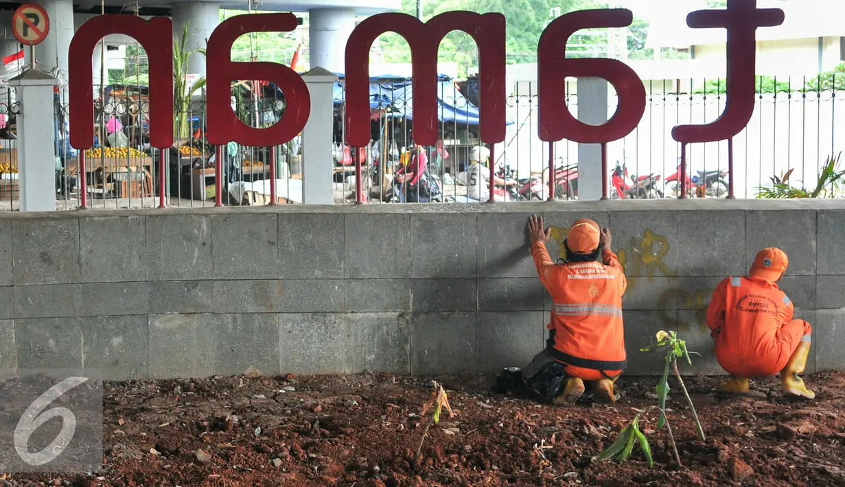 Taman Interaktif FO Klender yang berada di kolong Flyover Klender, Pulogadung, Jakarta Timur mulai diperbaiki Dinas Pertamanan dan Pemakaman DKI Jakarta bersama pihak Kecamatan Pulogadung dan Kelurahan Jatinegara, Rabu (10/2). (Liputan6.com/Yoppy Renato)