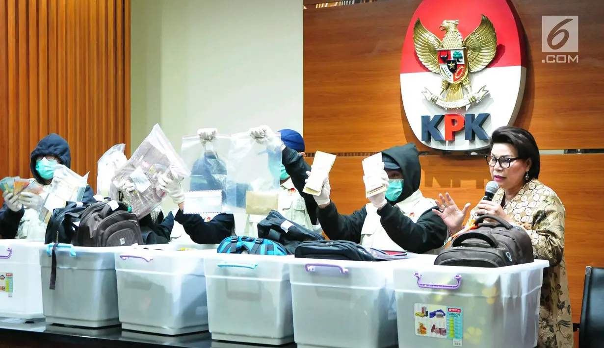 Wakil Ketua KPK Basaria Panjaitan (kanan) dan Petugas KPK menunjukan barang bukti tersangka penerimaan suap Dirjen Perhubungan Laut (Hubla) A Tonny Budiono dan Adiputra Kurniawan di Gedung KPK, Kamis (24/08). (Liputan6.com/Helmi Afandi)