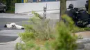 Seorang pria yang mengenakan kostum panda tergeletak di jalan usai ditembak oleh polisi di luar stasiun televisi Fox 45 di Baltimore, Amerika Serikat (AS), Kamis (28/4). Pria itu mengancam akan meledakkan stasiun televisi Fox 45. (REUTERS/Bryan Woolston)