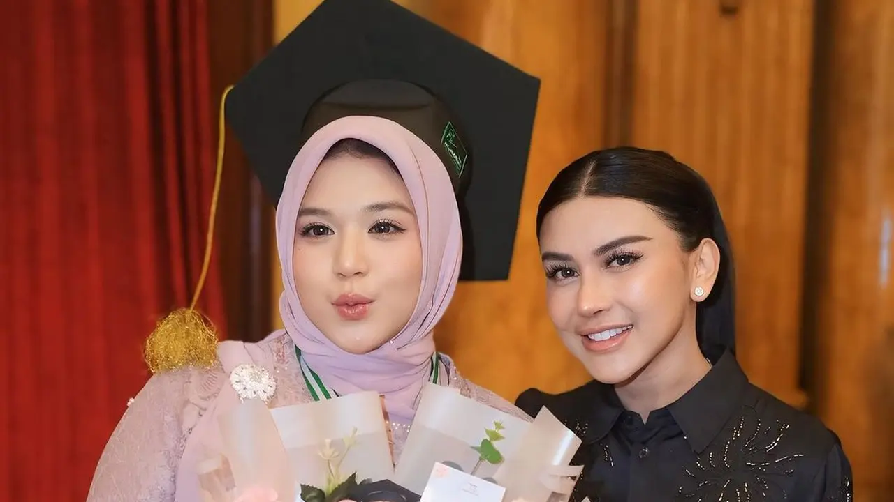 Potret wisuda Kanaya Tiara Atmaja anak ke-2 Bebizie Fatlanay (Sumber: Instagram/@bebizie)