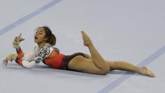 Pesenam Indonesia, Rifda Irfanaluthfi, melakukan gerakan saat nomor all-round individual putri cabang senam pada SEA Games 2019 di Kompleks Rizal Memorial, Manila, Senin (2/12). Dirinya berhasil meraih medali perak. (Bola.com/M Iqbal Ichsan)