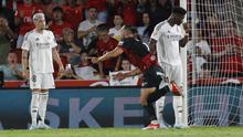 Pemain Real Madrid, Federico Valverde dan Aurelien Tchouameni menyaksikan pemain Mallorca, Vedat Muriqi mencetak gol dalam pertandingan La Liga 2024/2025, Senin (19/8/2024) dini hari WIB. (AP Photo/Francisco Ubilla)