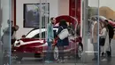 Pengunjung melihat mobil Tesla model 3 di sebuah dealer di Chicago, Illinois (30/3). Kematian tersebut merupakan yang pertama kali terjadi dalam kendaraan Tesla yang beroperasi dalam kondisi autopilot. (Scott Olson / Getty Images / AFP)