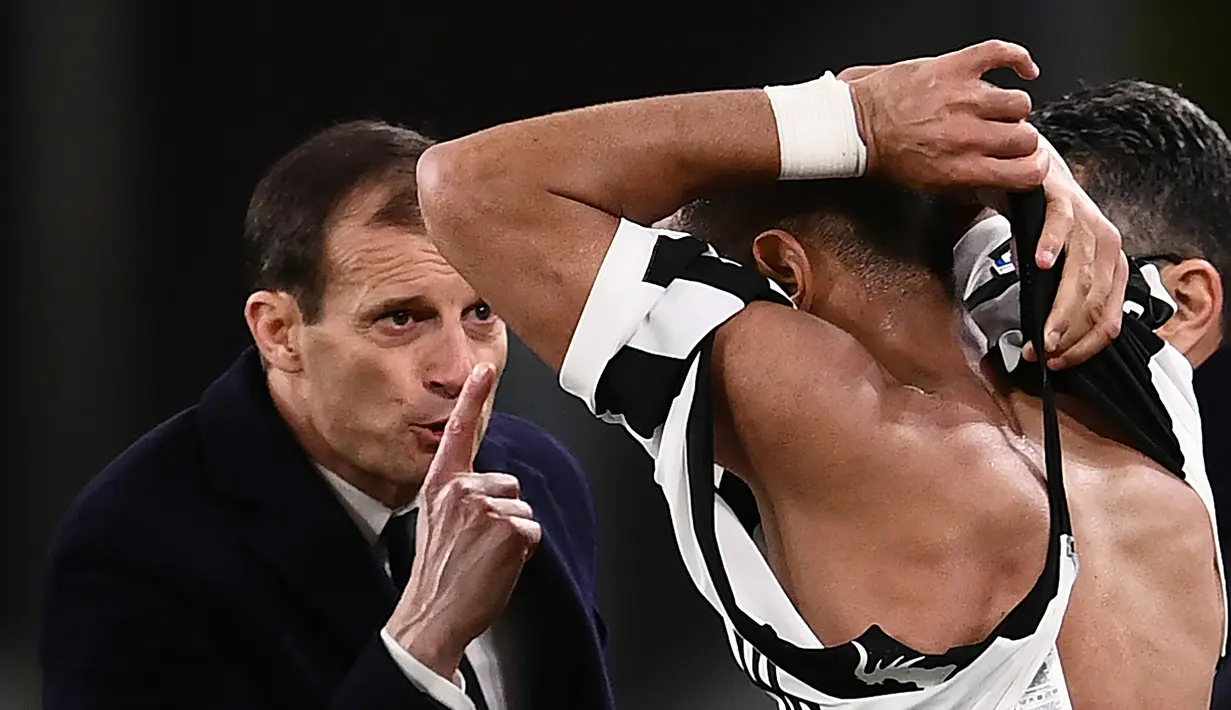 Pelatih Juventus Massimiliano Allegri berargumentasi dengan anak asuhnya Mehdi Amine Benatia usai jerseynya robek ditarik pemain Atalanta Marten de Roon pada laga lanjutan Serie A Italia pekan ke-28 di Allianz Stadium, Kamis (15/3). (MARCO BERTORELLO/AFP)
