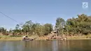 Pemandangan saat warga menaiki perahu eretan atau tambangan menyeberangi Sungai Brantas, Desa Mayan, Mojo, Kediri, Sabtu (29/9). Perahu eretan biasanya mengangkut petani, siswa, hingga pengendara sepeda motor. (Merdeka.com/Iqbal Nugroho)