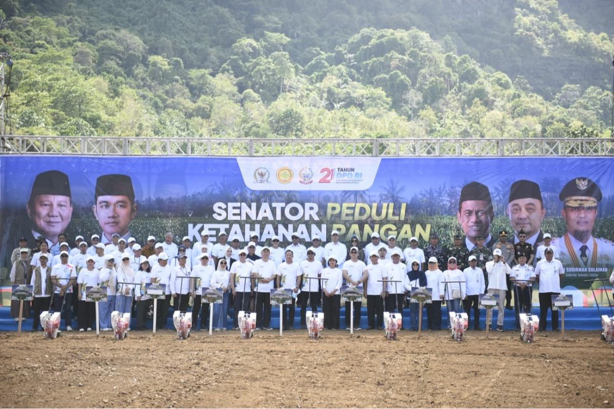 Mentan Andi Amran Sulaiman saat menghadiri tanam jagung bersama Dewan Perwakilan Daerah RI